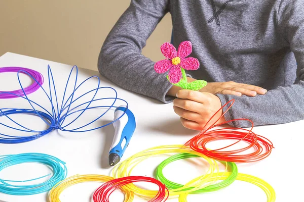 Mains d'enfants créant avec stylo d'impression 3D . — Photo