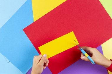 Çocuklar el kesme kağıt makas ile renkli.