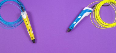 mor arka plan üzerinde renkli plastik filaman ile 3D kalemler