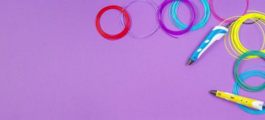 mor arka plan üzerinde renkli plastik filaman ile 3D kalemler