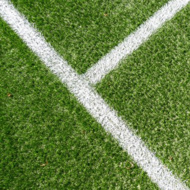 Yeşil Sentetik-Suni çim futbol spor sahası beyaz köşe şerit çizgi ile