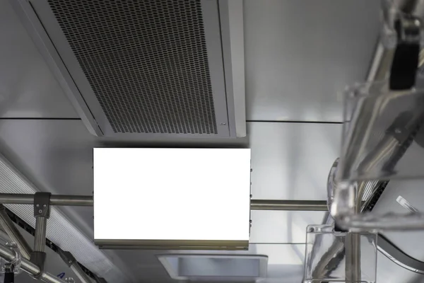 Prepárate. Autobús urbano moderno con pantallas de información en blanco bajo techo —  Fotos de Stock
