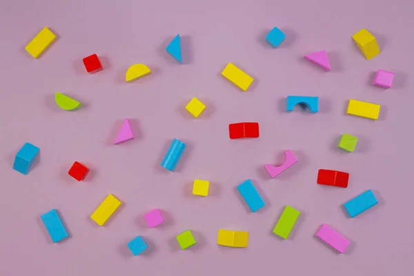 Coloridos bloques de madera sobre fondo rosa —  Fotos de Stock