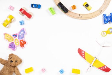 Beyaz arka plan üzerinde renkli çocuklar oyuncak çerçeve. Üstten Görünüm. Düz yatıyordu.