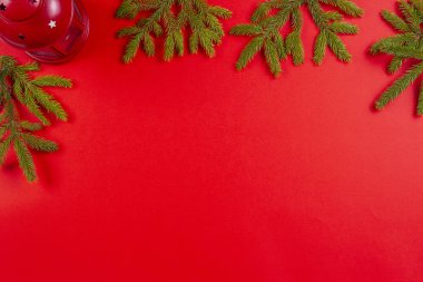 Köknar dalı kırmızı zemin üzerine kırmızı Noel Fener