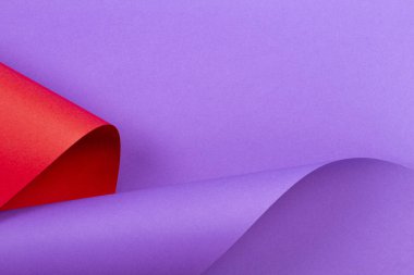 Soyut renkli arkaplan. Geometrik şekillerde kırmızı mor renkli kağıt