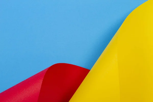 Fondo colorido abstracto. Papel amarillo rojo azul en formas geométricas — Foto de Stock