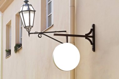 Tabela duvarda. Kadar alay et. Yuvarlak şekil