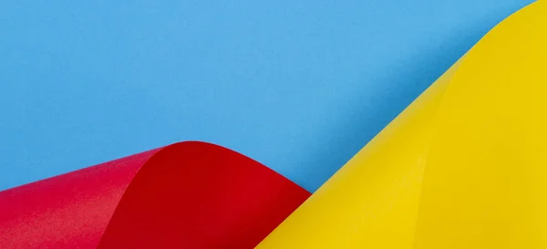 Αφηρημένο πολύχρωμο φόντο. Κίτρινο κόκκινο μπλε χρώμα χαρτί σε γεωμετρικά σχήματα — Φωτογραφία Αρχείου