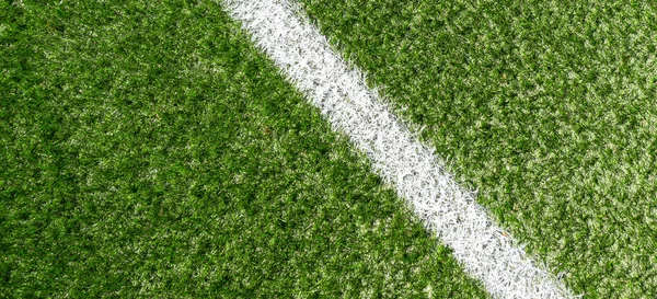 Campo de esportes de futebol de grama sintética verde com linha de faixa de canto branco — Fotografia de Stock