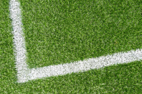 Zielona trawa syntetyczna boisko sportowe z rogu biały pasek linii — Zdjęcie stockowe