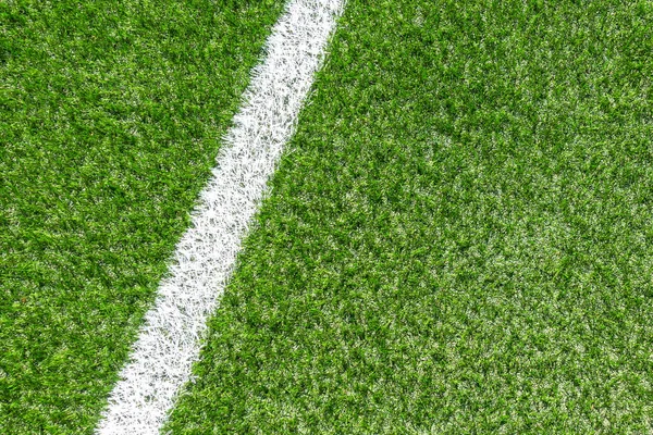 白角ストライプ ラインと緑の合成人工芝サッカー スポーツ フィールド — ストック写真