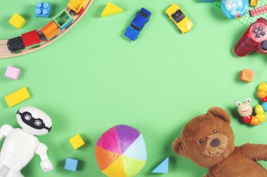 Bebek çocuklar oyuncak çerçeve oyuncak ayı, oyuncak arabalar, robot, renkli tuğlalar, pembe bir arka plan küpleri ile