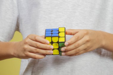 Vilnius, Litvanya - 12 Kasım 2018: Rubik küp ile oynayan çocuk