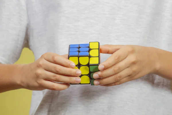 Vilnius, Lituanie - 12 novembre 2018 : Un enfant joue avec Rubik cube — Photo