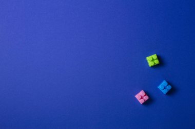 Bebek Çocuk oyuncakları arka plan. Mavi arka plan üzerinde renkli plastik İnşaat blokları
