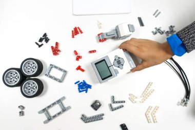 Vilnius, Litvanya - 16 Kasım 2018: Lego robot mindstorms yapma çocuk. Robot, öğrenme, teknoloji, kök çocukların eğitimi için