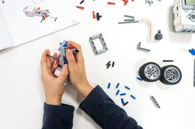 Vilnius, Litvanya - 16 Kasım 2018: Lego robot mindstorms yapma çocuk. Robot, öğrenme, teknoloji, kök çocukların eğitimi için