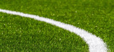 Yeşil sentetik çim futbol spor sahası beyaz şerit çizgi ile