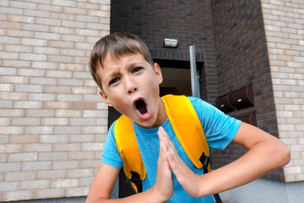 Aufgeregter Kinderausdruck schreit glücklich natürliche Emotionen direkt in die Kamera — Stockfoto