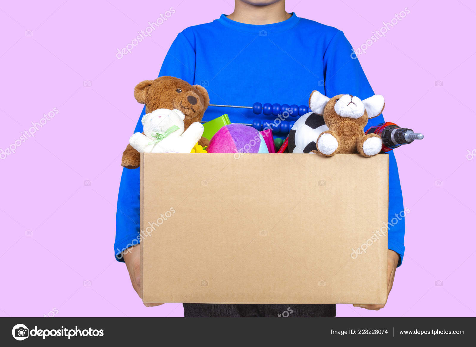 Concepto de donación. Niño sosteniendo donar caja con ropa, libros, útiles  escolares y juguetes, fondo de color amarillo: fotografía de stock © Vejaa  #228228074 | Depositphotos