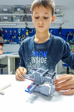 Vilnius, Litvanya - 23 Kasım 2018: Lego robot mindstorms yapma çocuk. Robot, öğrenme, teknoloji, kök çocukların eğitimi için