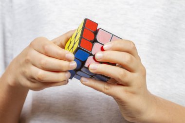 Vilnius, Litvanya - 12 Kasım 2018: Rubik küp ile oynayan çocuk