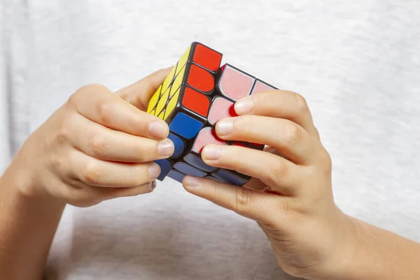 Вильнюс, Литва - 12 ноября 2018 года: Ребенок играет с кубиком Рубика — стоковое фото