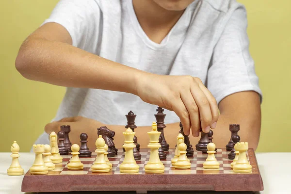 Дитина сидить біля шахівниці і грає в шахи — стокове фото