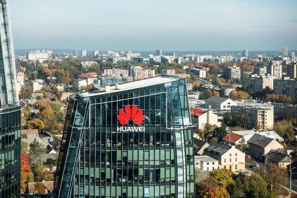 Vilnius, 10 de octubre de 2018: logotipo de Huawei en un edificio en Vilnius, Lituania. Huawei es el proveedor global líder de infraestructura de tecnología de la información y las comunicaciones y dispositivos inteligentes — Foto de Stock