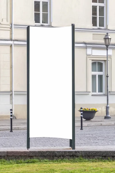 Prepárate. Columna de publicidad exterior en blanco al aire libre, tablero de información pública en la calle . — Foto de Stock