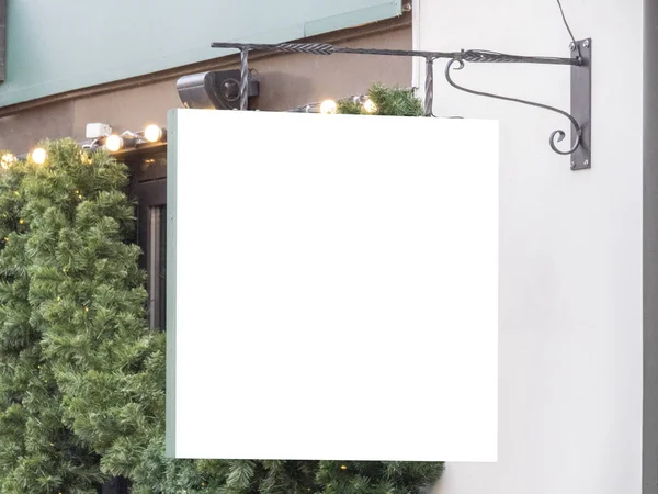 Mock up. Leeg bord van Kerstmis ingericht restaurant, café, winkel, buiten — Stockfoto