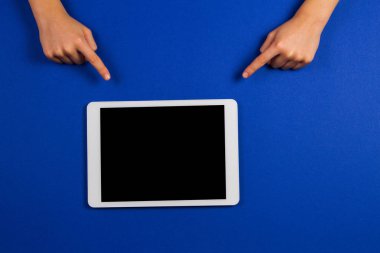 Tablet bilgisayarda mavi arka plan ile çocuk el