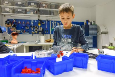 Vilnius, Litvanya - 23 Kasım 2018: Lego robot mindstorms yapma çocuk. Robot, öğrenme, teknoloji, kök çocukların eğitimi için