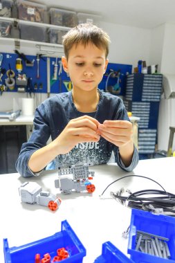 Vilnius, Litvanya - 23 Kasım 2018: Lego robot mindstorms yapma çocuk. Robot, öğrenme, teknoloji, kök çocukların eğitimi için