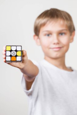 Vilnius, Litvanya - 21 Kasım 2018: Xiaomi Giiker manyetik MAGIC Cube oyuncak çocuk elinde. Xiaomi Çin elektronik şirketidir.