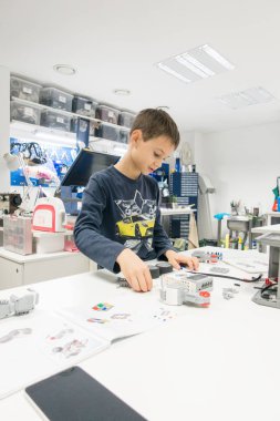 Vilnius, Litvanya - 16 Kasım 2018: Lego robot mindstorms yapma çocuk. Robot, öğrenme, teknoloji, kök çocukların eğitimi için