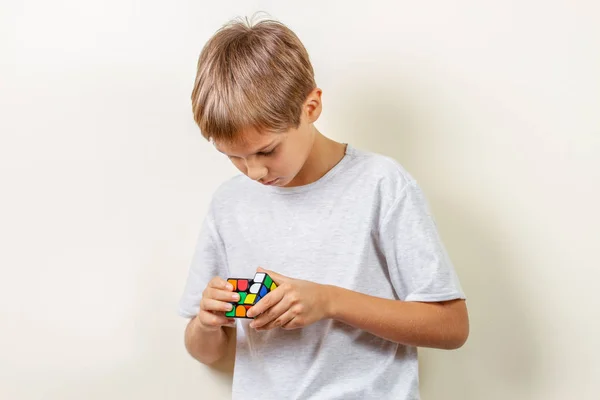 Vilnius, Lituânia - 21 de novembro de 2018: Criança brincando com GiiKER Magnetic Magic Cube Educational Toy da Xiaomi — Fotografia de Stock