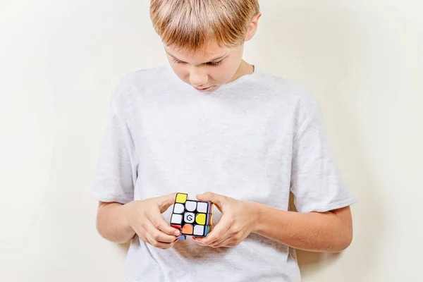 Vilnius, Lituânia - 21 de novembro de 2018: Criança brincando com GiiKER Magnetic Magic Cube Educational Toy da Xiaomi — Fotografia de Stock