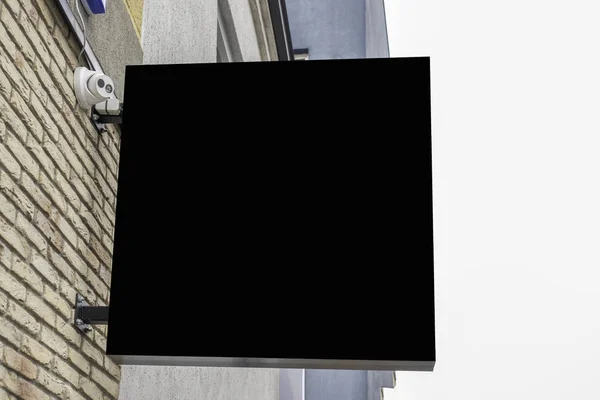 벽에 빈 검은 직사각형 간판의 모의 — 스톡 사진