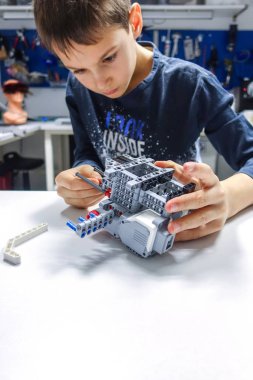 Vilnius, Litvanya - 23 Kasım 2018: Lego robot mindstorms yapma çocuk. Robot, öğrenme, teknoloji, kök çocukların eğitimi için