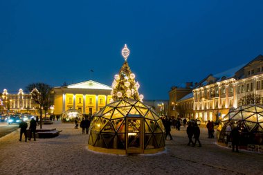 Vilnius, Litvanya - 02 Aralık 2018: Noel ağacı ve Noel pazarında Vilnius Belediye Meydanı. Noel Vilnius - Litvanya'nın başkenti en büyük Festivali