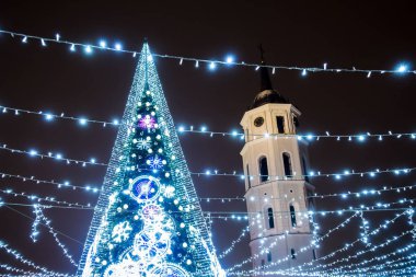Noel ağacı Vilnius, Litvanya Katedral Meydanı'nda yüklü. Geceleri ışıklı