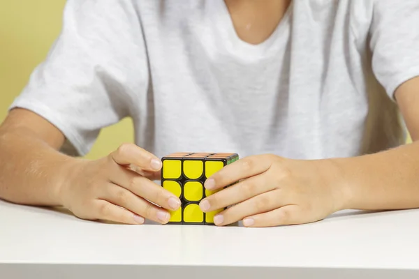 Vilnius, Lituânia - 12 de novembro de 2018: Criança brincando com cubo Rubik — Fotografia de Stock