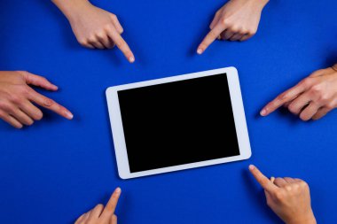 Daha fazla el boş ekran mavi zemin üzerine beyaz tablet bilgisayarınızla işaret