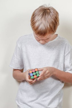 Vilnius, Litvanya - 21 Kasım 2018: Xiaomi Giiker manyetik MAGIC Cube oyuncak çocuk elinde. Xiaomi Çin elektronik şirketidir.