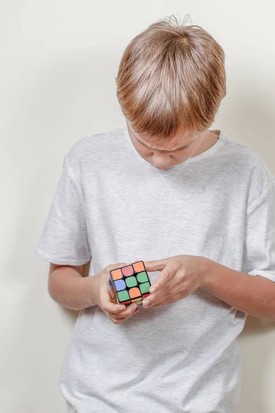 Vilnius, Lituânia - 21 de novembro de 2018: brinquedo Xiaomi GiiKER Magnetic Magic Cube em mãos de crianças. Xiaomi é empresa de eletrônicos chineses . — Fotografia de Stock