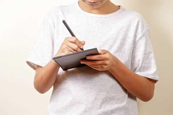 Desenho de criança com comprimido gráfico e caneta stylus — Fotografia de Stock