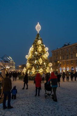 Vilnius, Litvanya - 02 Aralık 2018: Noel insanlarda Vilnius Belediye binası kare Pazar. Noel Vilnius - Litvanya'nın başkenti en büyük Festivali