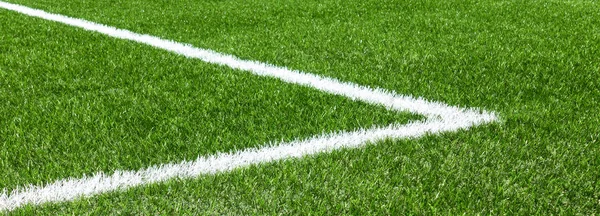 Verde erba sintetica campo sportivo di calcio con riga bianca angolo — Foto Stock